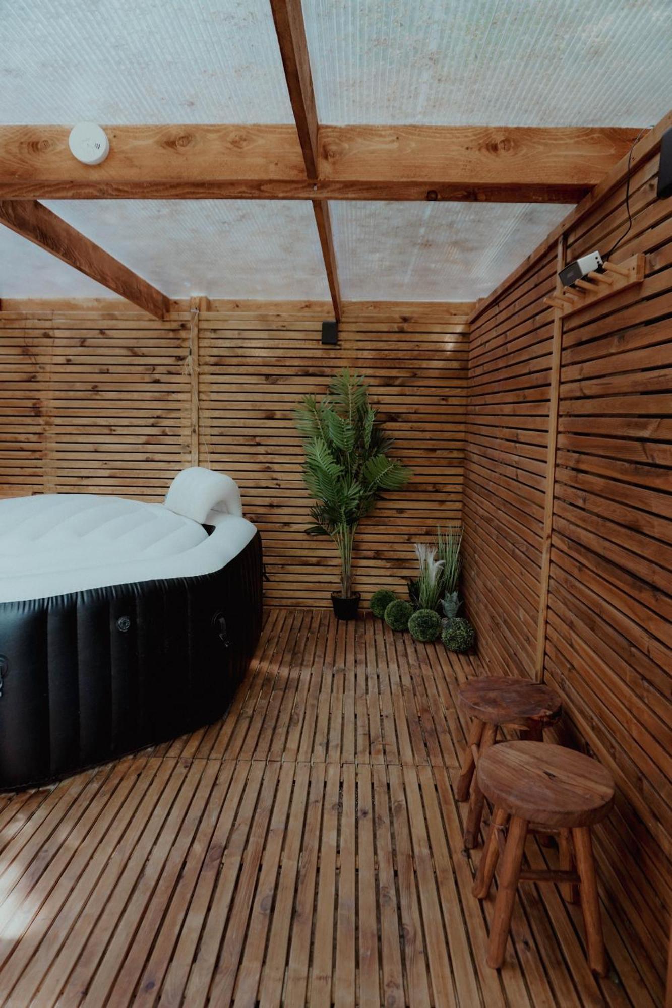Le Chalet Tipi Avec Jacuzzi Et Jardin Troyes Ngoại thất bức ảnh