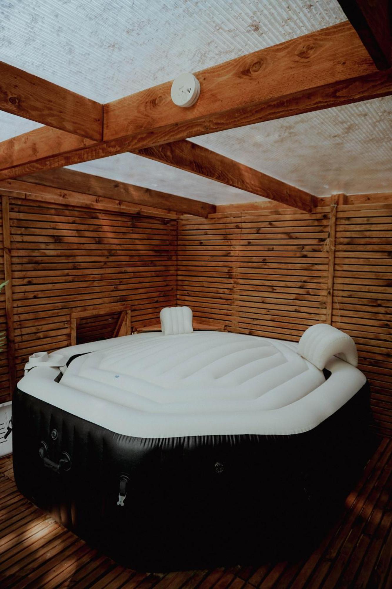 Le Chalet Tipi Avec Jacuzzi Et Jardin Troyes Ngoại thất bức ảnh